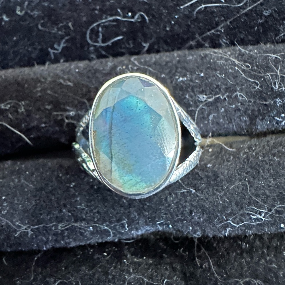Sterling Silver Labradorite Split Shank with feather design Size 8